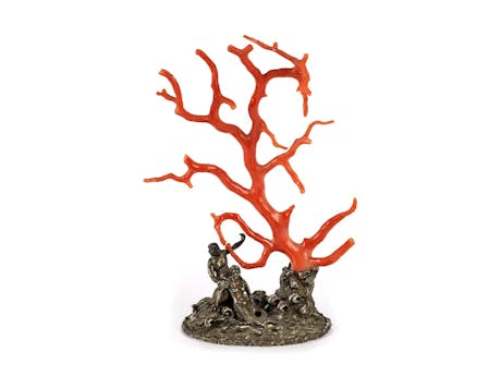 Kunstkammerobjekt mit großer roter Koralle in Form eines Baumes